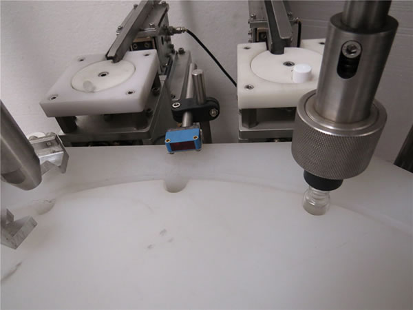 Maszyna do napełniania i zamykania olejków eterycznych